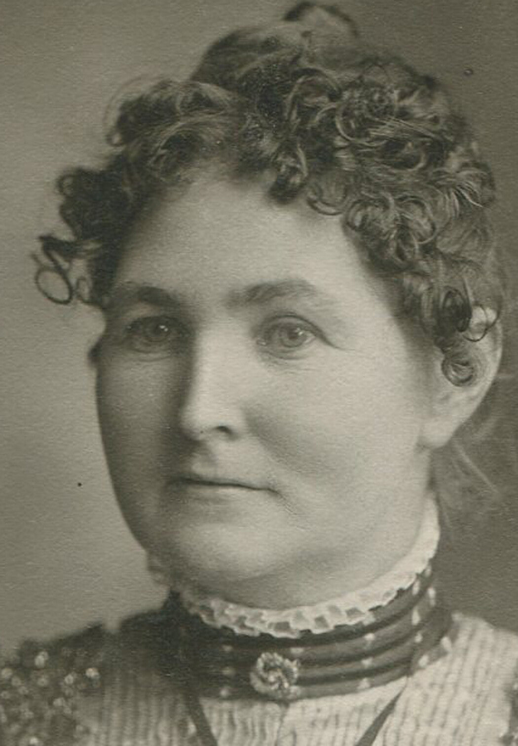 WOMAN W/WAVY HAIR, BUSY DRESS. CABINET CARD.