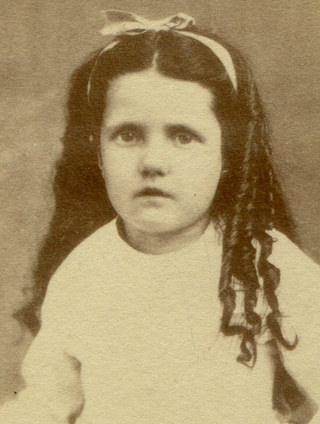 YOUNG GIRL WITH LONG DARK RINGLET CURLS. CDV.