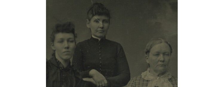 3 LADIES/SISTERS + MOTHER, PRETTY DRESSES, 1/6 PLATE TINTYPE