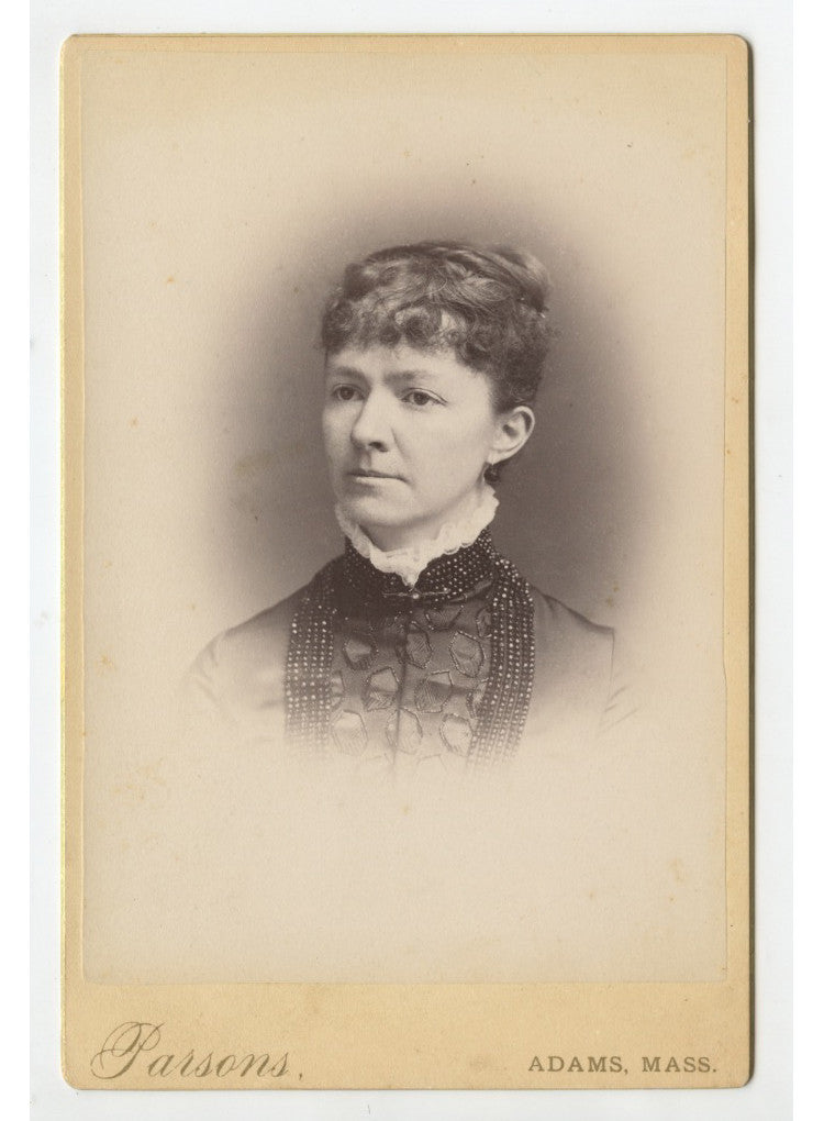 CAB CARD PHOTO LADY FROM ADAMS, MASS, BY PARSONS, GRAPHIC BACK