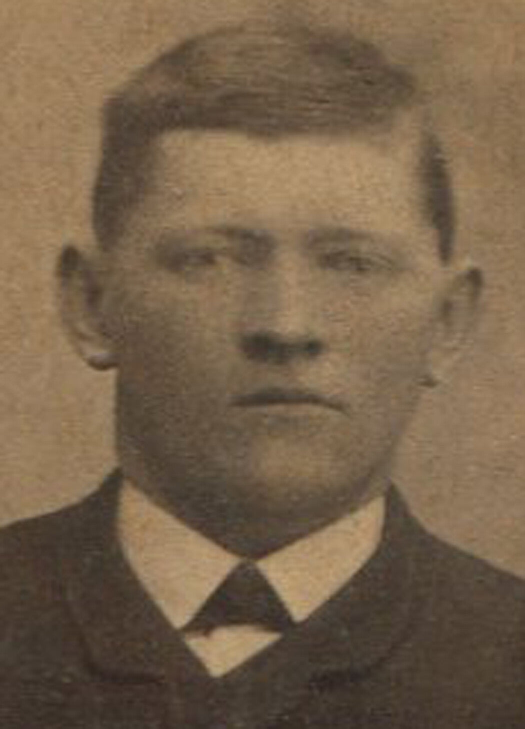 MAN W/SQUARE HEAD, NO NECK. STANDING POSE. CABINET CARD. CALGARY, ALBERTA, CA.