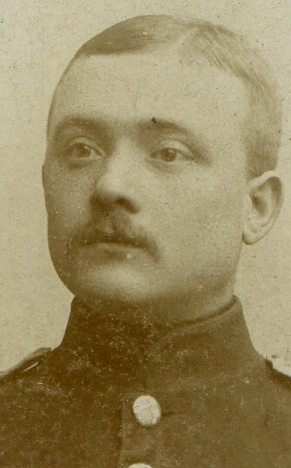 EUROPEAN SOLDIER. MAN W/SMOOTH HAIR AND MUSTACHE. CDV.