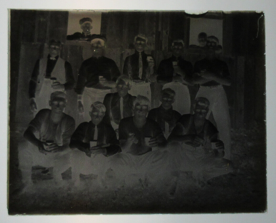 GROUP PHOTO, YOUNG MEN DRINKING BEER. 4X5 GLASS PLATE NEGATIVE. CIRCA 1910.