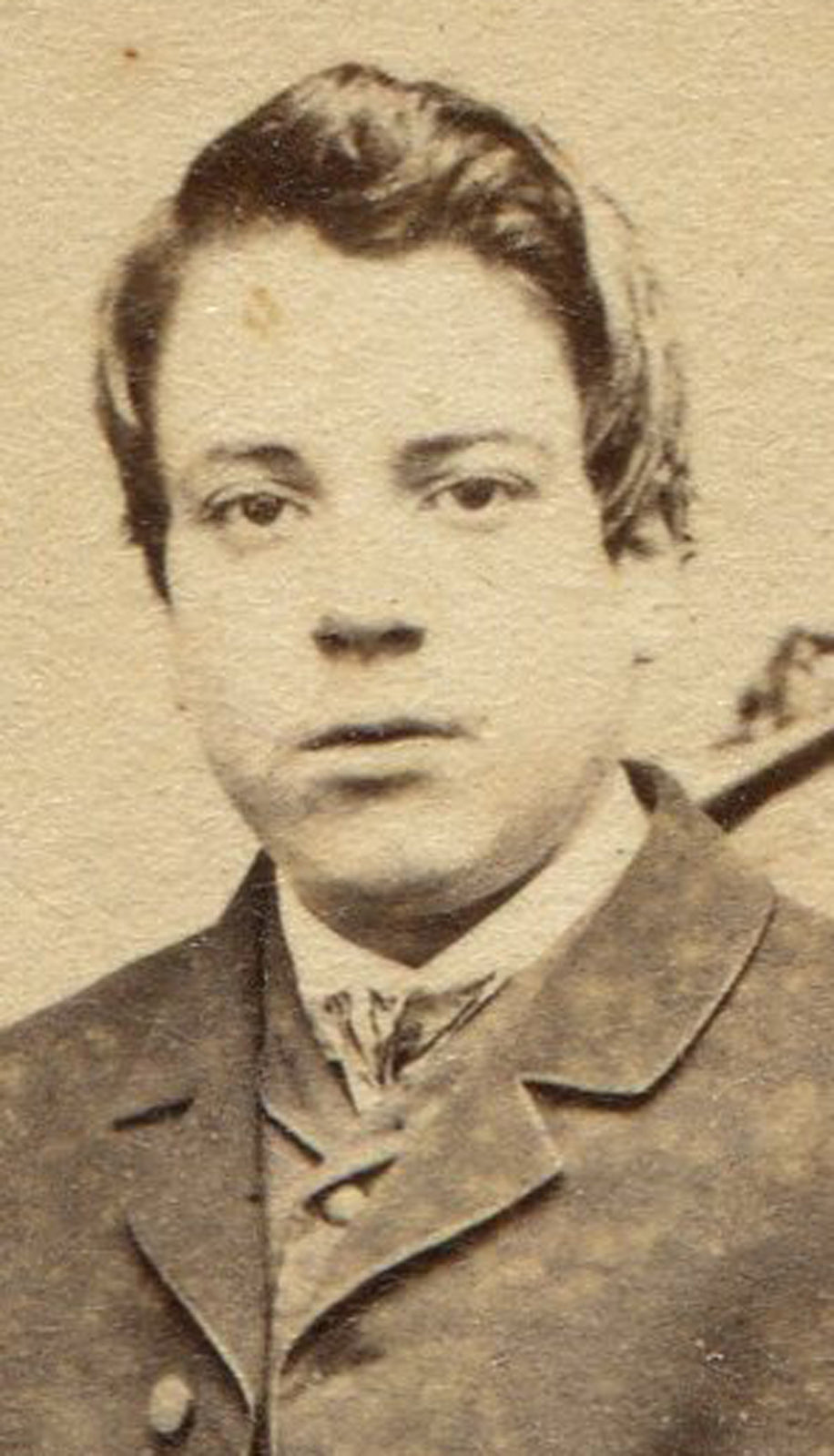 YOUNG MAN SEATED, MANSPREADING STYLE. CIVIL WAR ERA CDV. CHARLESTOWN.