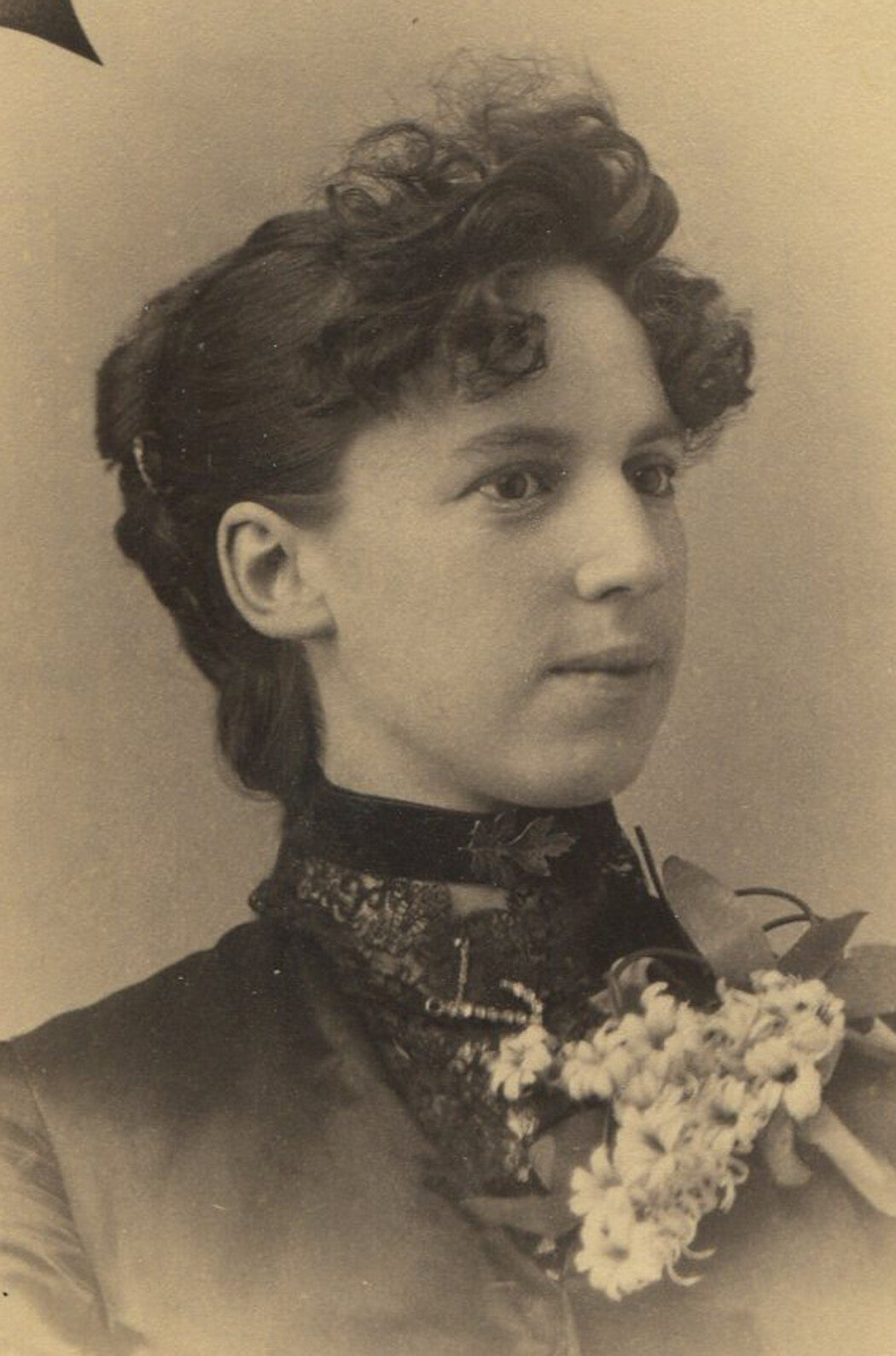 WOMAN WITH CURLY BANGS AND BIG DAISY CORSAGE. CABINET CARD. NANAIMO, B.C.