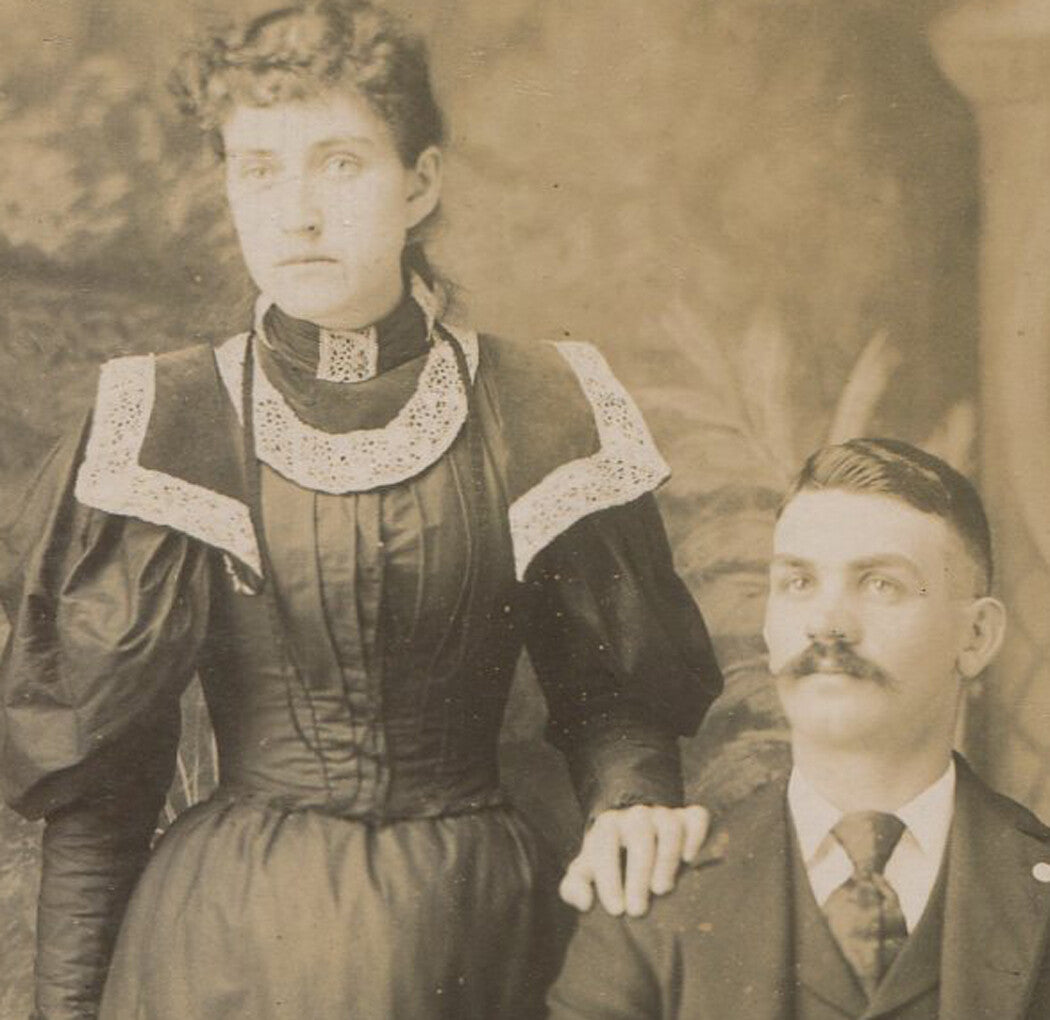 COUPLE, AFFECTIONATE POSE. PAINTED BACKGROUND. CABINET CARD.