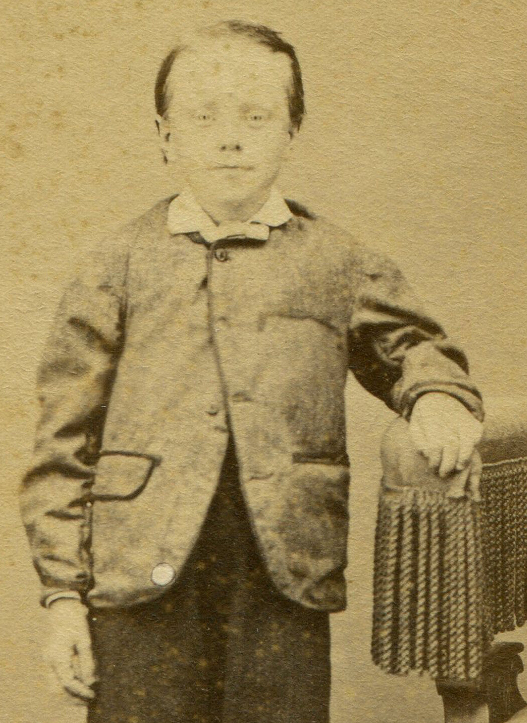 YOUNG BOY IN NEW SUIT IN POSING STAND. CDV. TRAVELING ARTIST MAKER MARK.