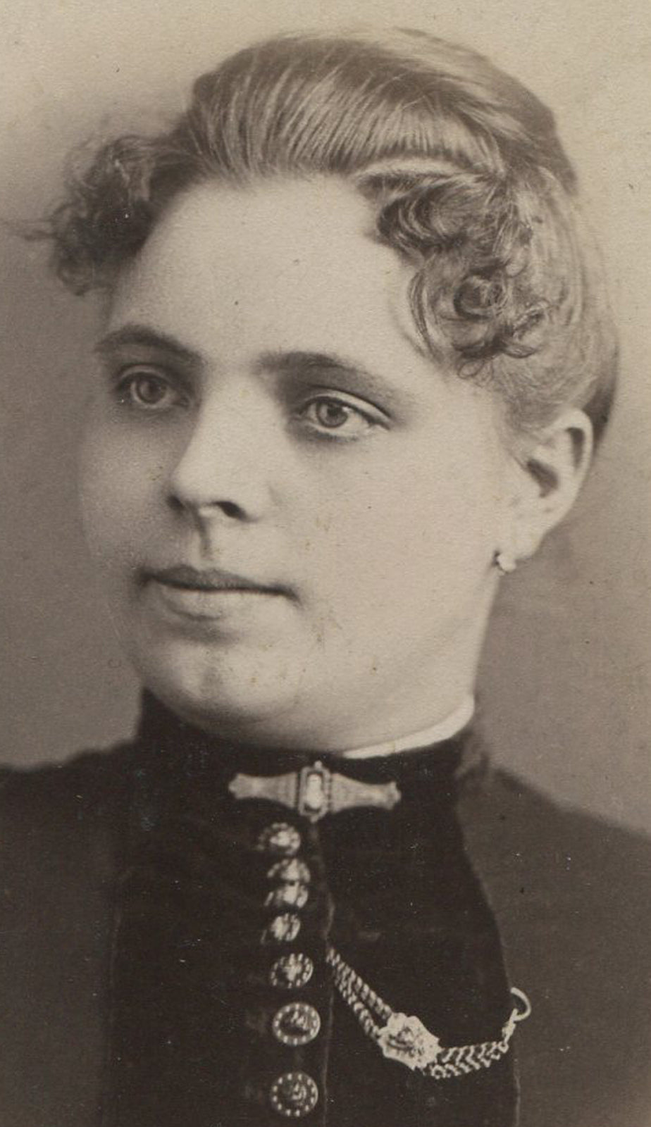 WOMAN, PRETTY EYES, TEMPLE CURLS. CABINET CARD. KITTANNING, PA.