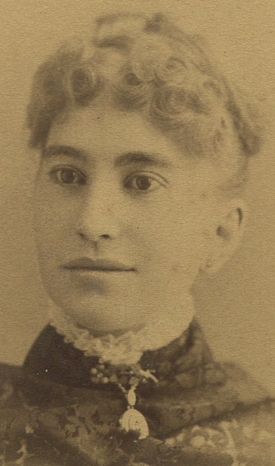 PRETTY WOMAN, FULL LIPS, LACE WRAP. CABINET CARD. TOMPKINSVILLE, N.J.