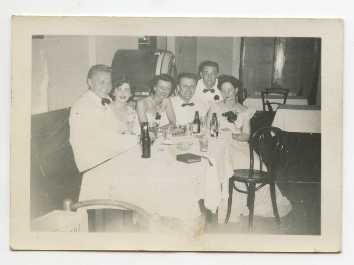 VINT PHOTO - 3 COUPLES IN CLUB, SMILING/BEER BOTTLES/BLACK TIE/JUKEBOX