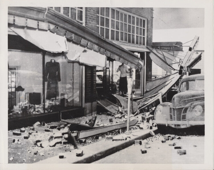 1949 PHOTO OF OLYMPIA, WASHINGTON MAIN STREET EARTHQUAKE RUINS W/ CAR