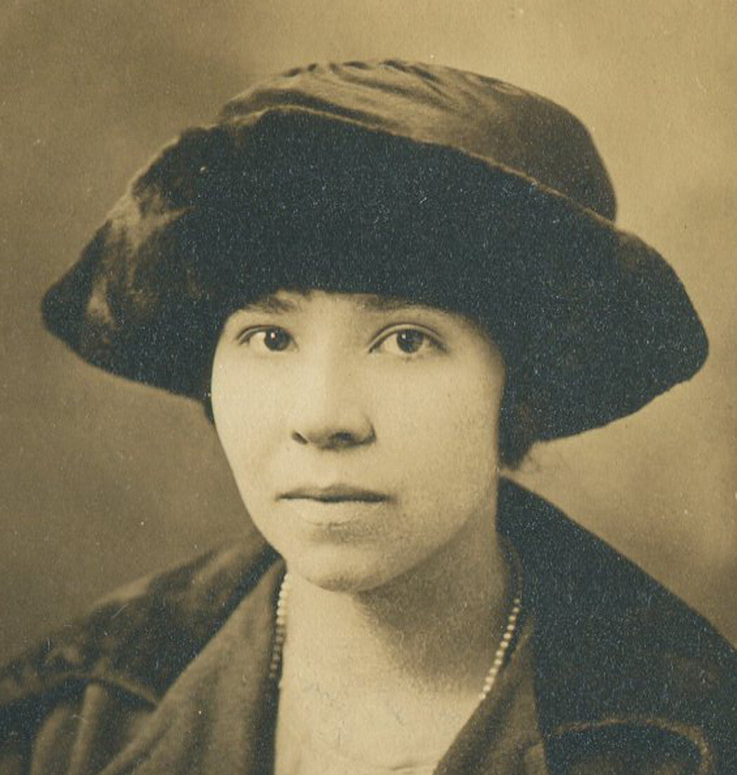 YOUNG WOMAN, AFRICAN AMERICAN. TONED SILVER PRINT IN FOLDER. 1930. PGH, PA.