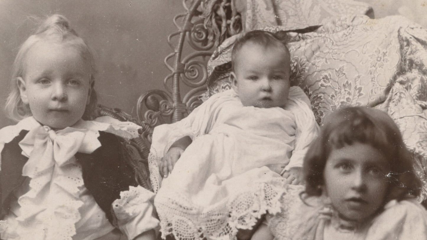 FROM PONTIAC, MICH, FAMILY PORTRAIT, CUTE CHILDREN