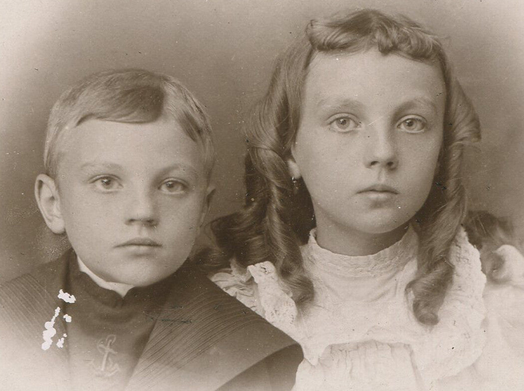 GIRL, RINGLET CURLS AND STINKY BROTHER. CABINET CARD. ALLEGHENY, PA.