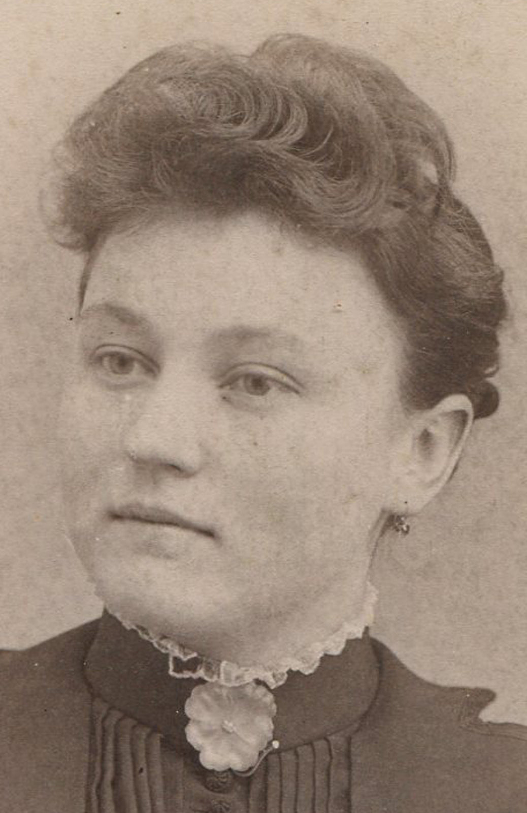 WOMAN WITH FABRIC POPPY FLOWER PIN. CABINET CARD.