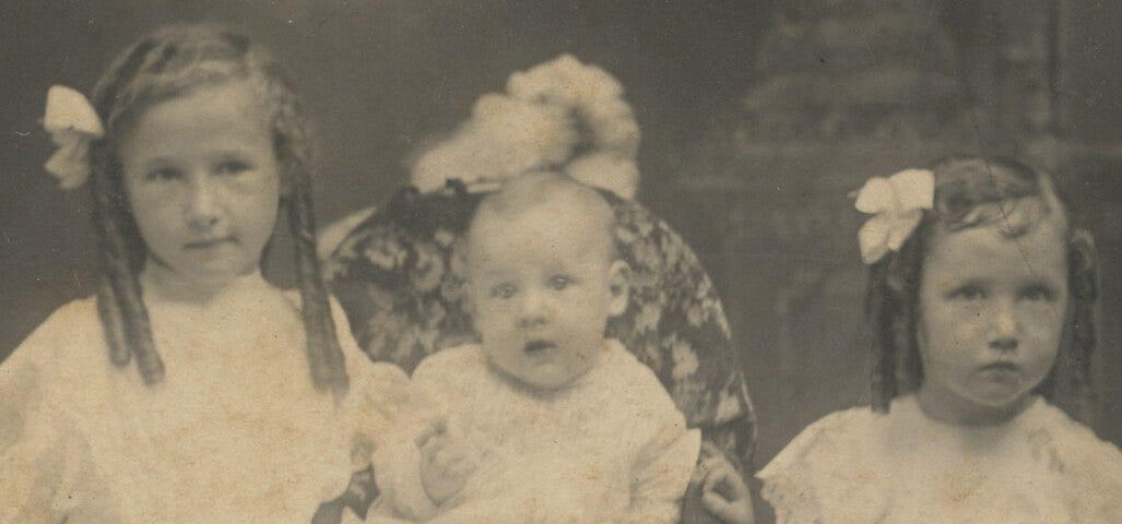 CUTE SIBLINGS CAB PHOTO IDED ON BACK RUBY + JACK SISK