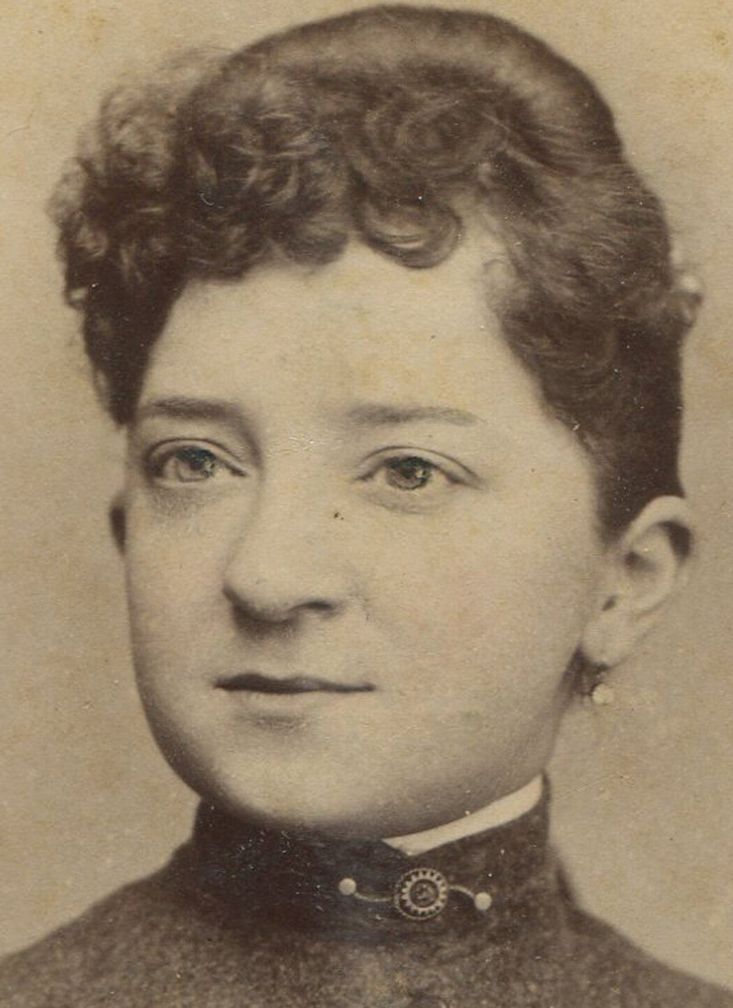 Vintage cabinet card photograph: Pretty-eyed young woman with curly bangs, Philadelphia PA, maker mark on back