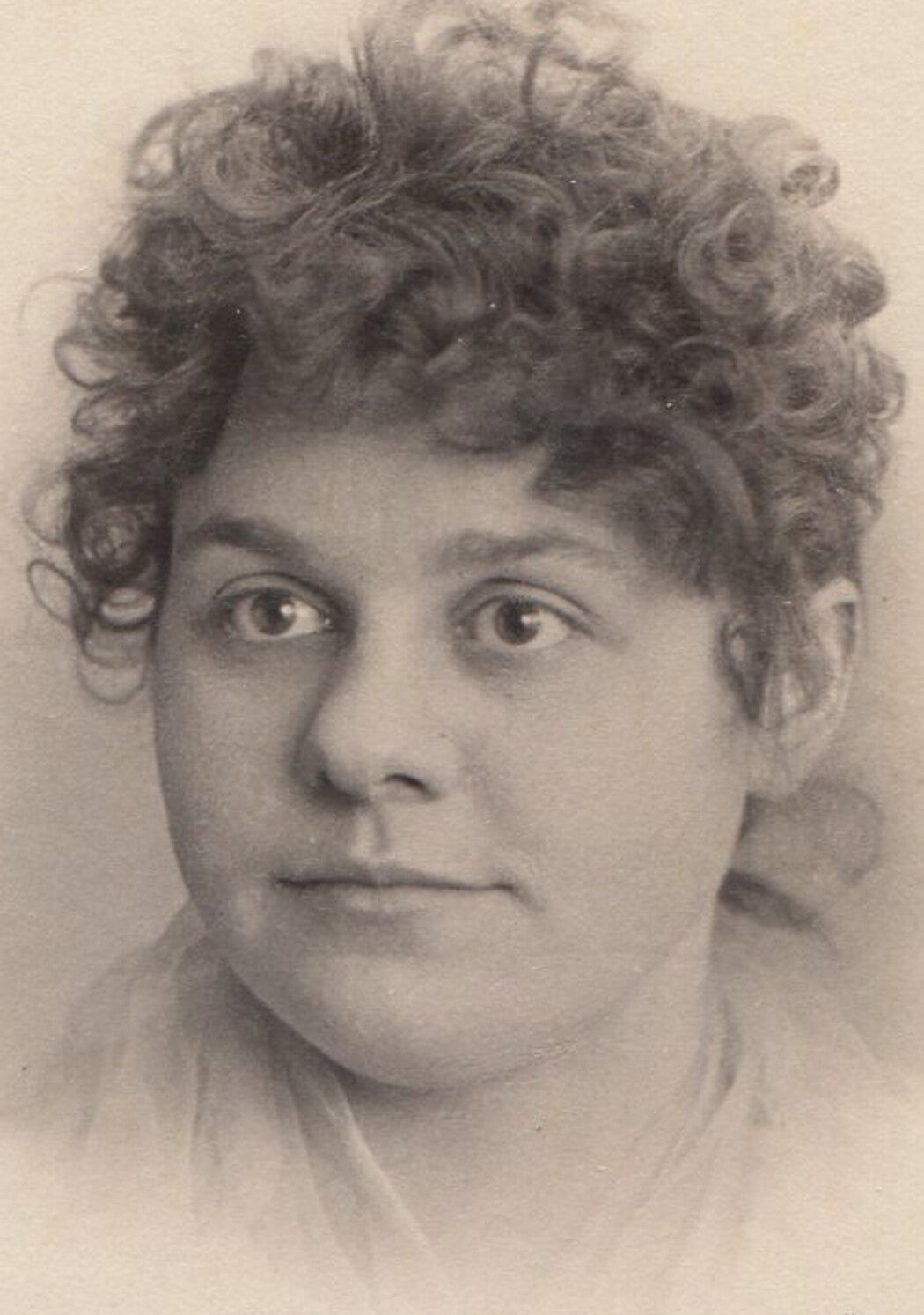 WOMAN WITH WILD CURLY HAIR. CABINET CARD.