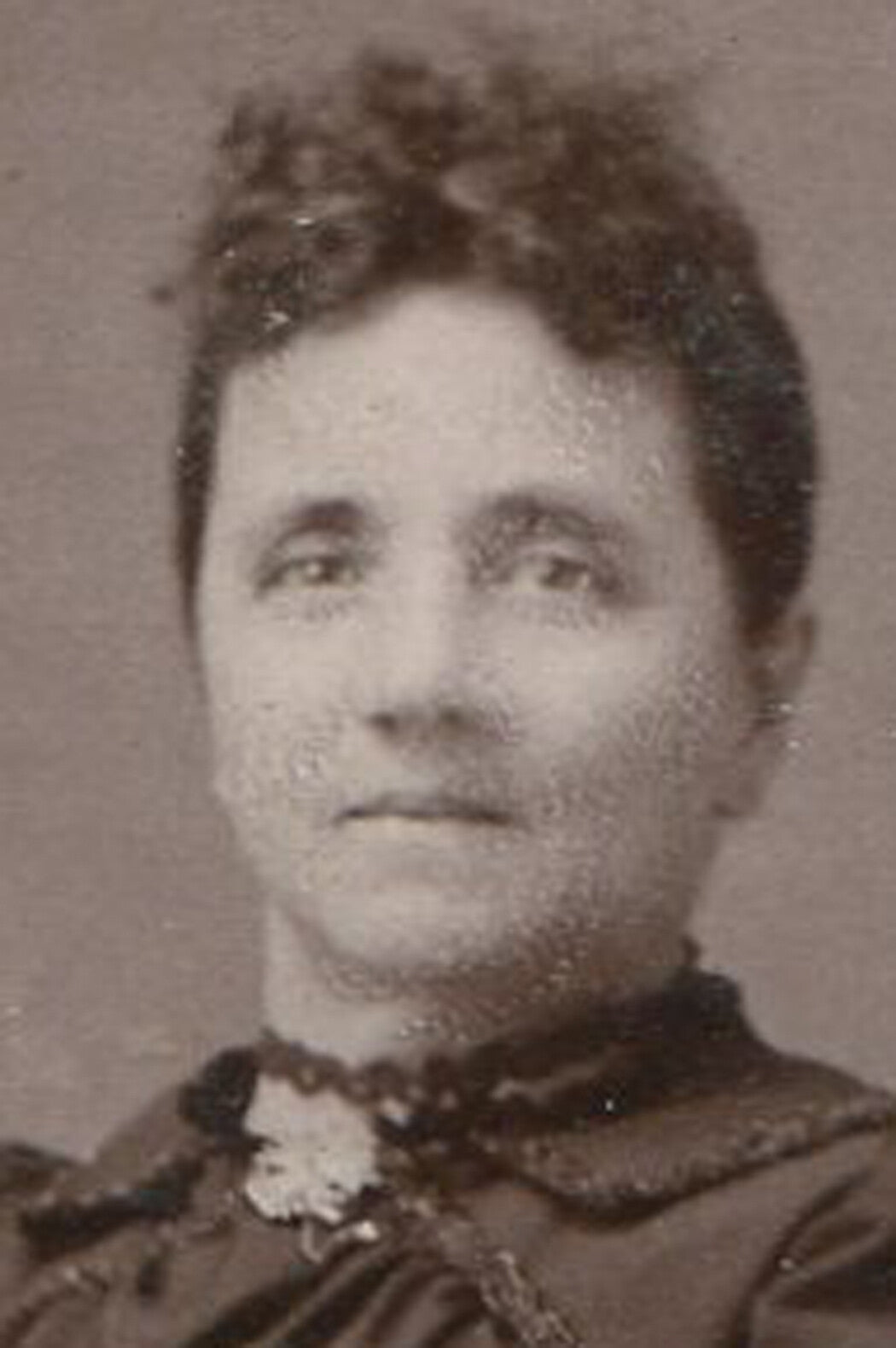 WOMAN STIFFLY POSED. CABINET CARD. EAST PITTSBURGH, PA.