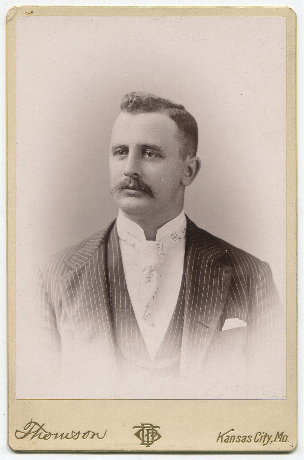 MAN IN STRIPED SUIT, ODD TIE. CABINET CARD. KANSAS CITY, MO.