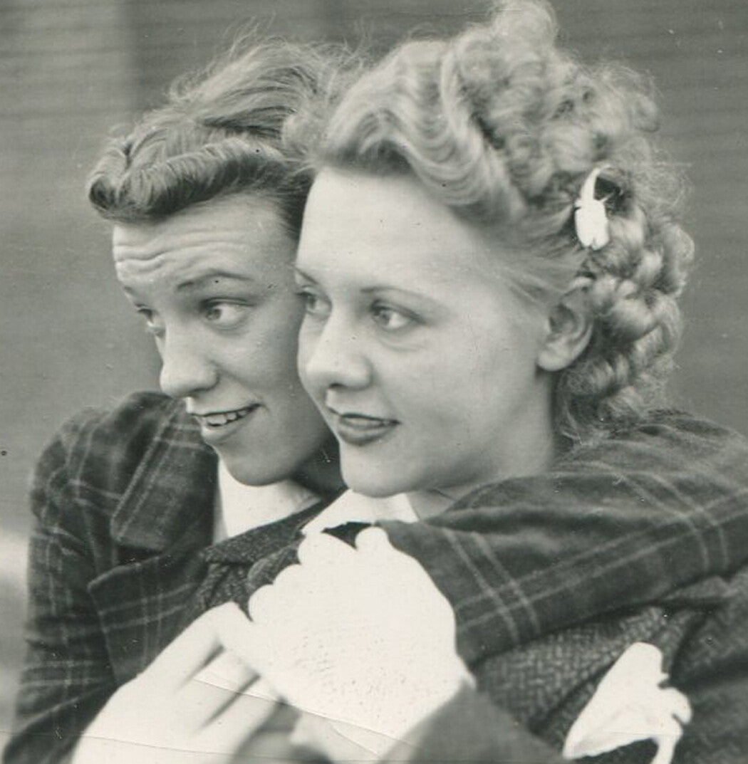 TWO WOMEN IN AFFECTIONATE POSE. VERY CUTE. B W PRINT 2 SET. 1940.