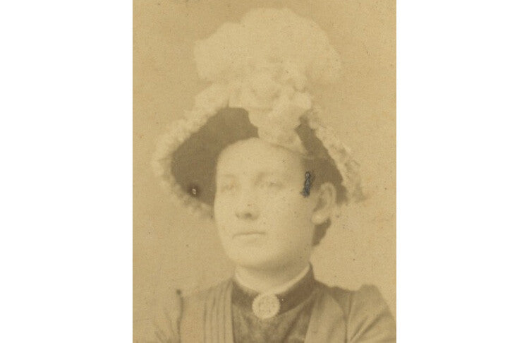KIRKCALDY, SCOTLAND, PHOTO BY TAYLOR, LADY W/ GREAT HAT, FOREIGN