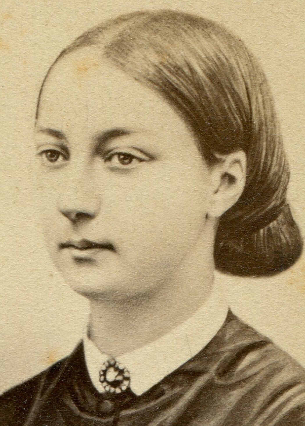 PROMINENT FRENCH FIGURE, FEMALE. ARTISTICALLY ENHANCED CDV, ID ON BACK. PARIS.