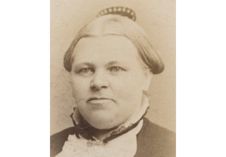 BOSTON, MASS, 1881 PHOTO BY DUNSHEE, OLDER LADY W/ PRETTY DRESS