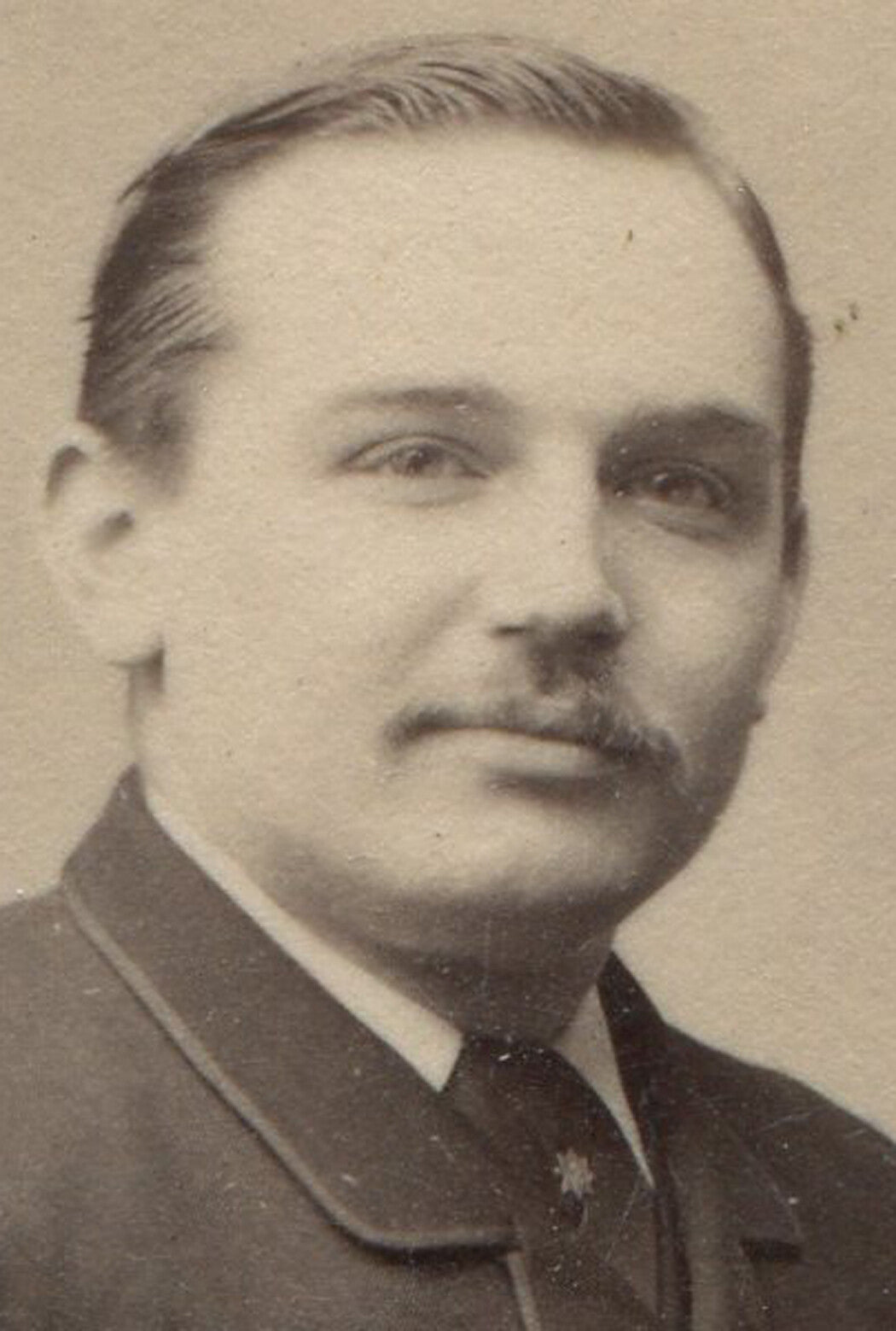 MAN, RELAXED POSE. GLOSS, CONVEX TONED PHOTO. CDV. ENGLAND.