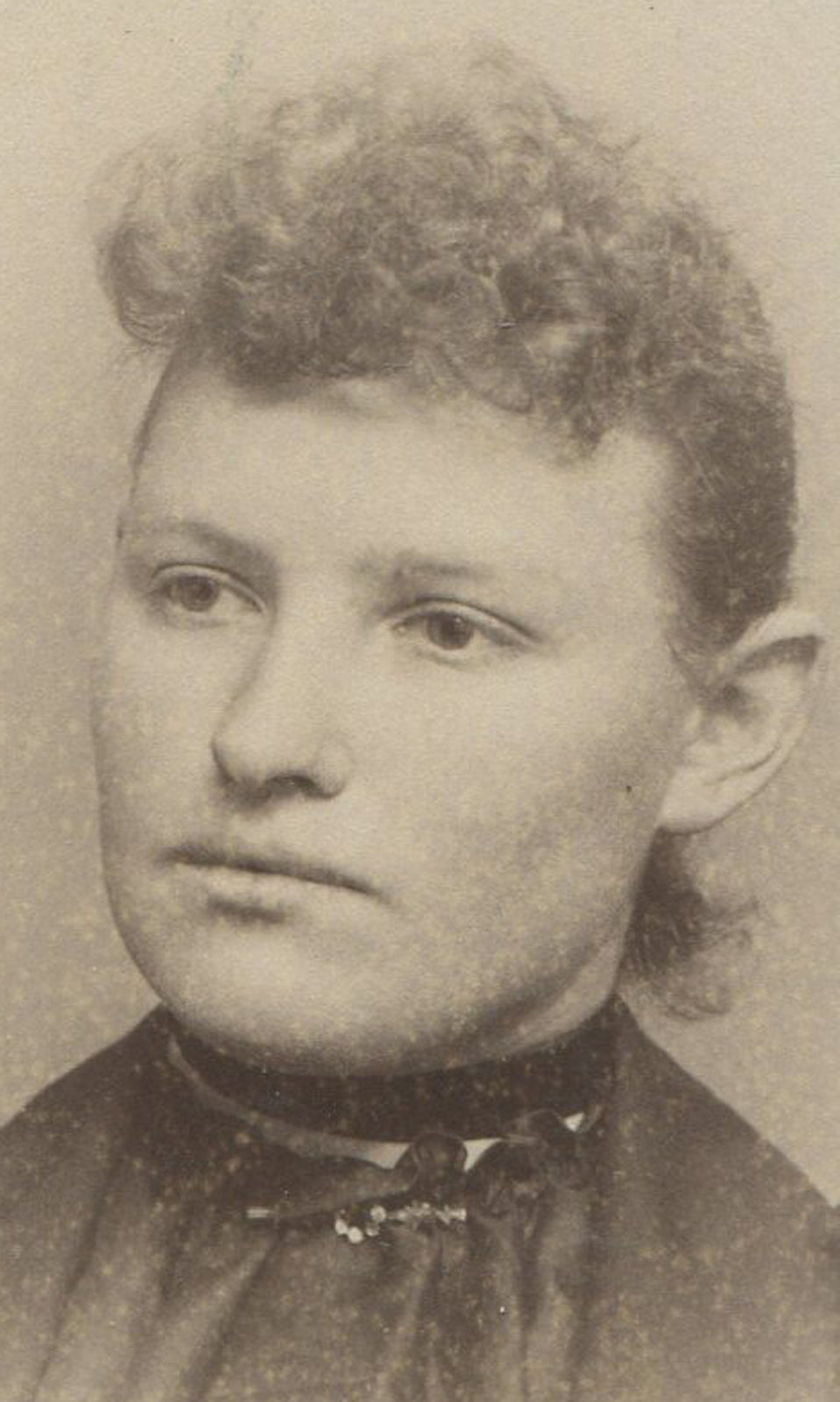 WOMAN W/FRIZZY HAIR. CABINET CARD. SILVERTON, OREGON.