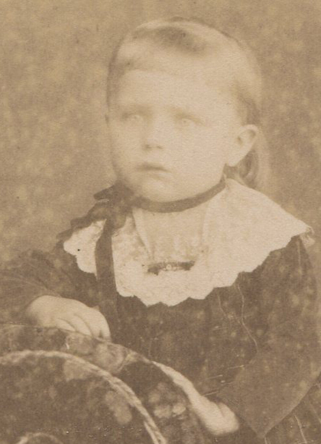 VERY YOUNG GIRL, DRAMATIC POSE. CABINET CARD. NAPERVILLE, ILLINOIS.