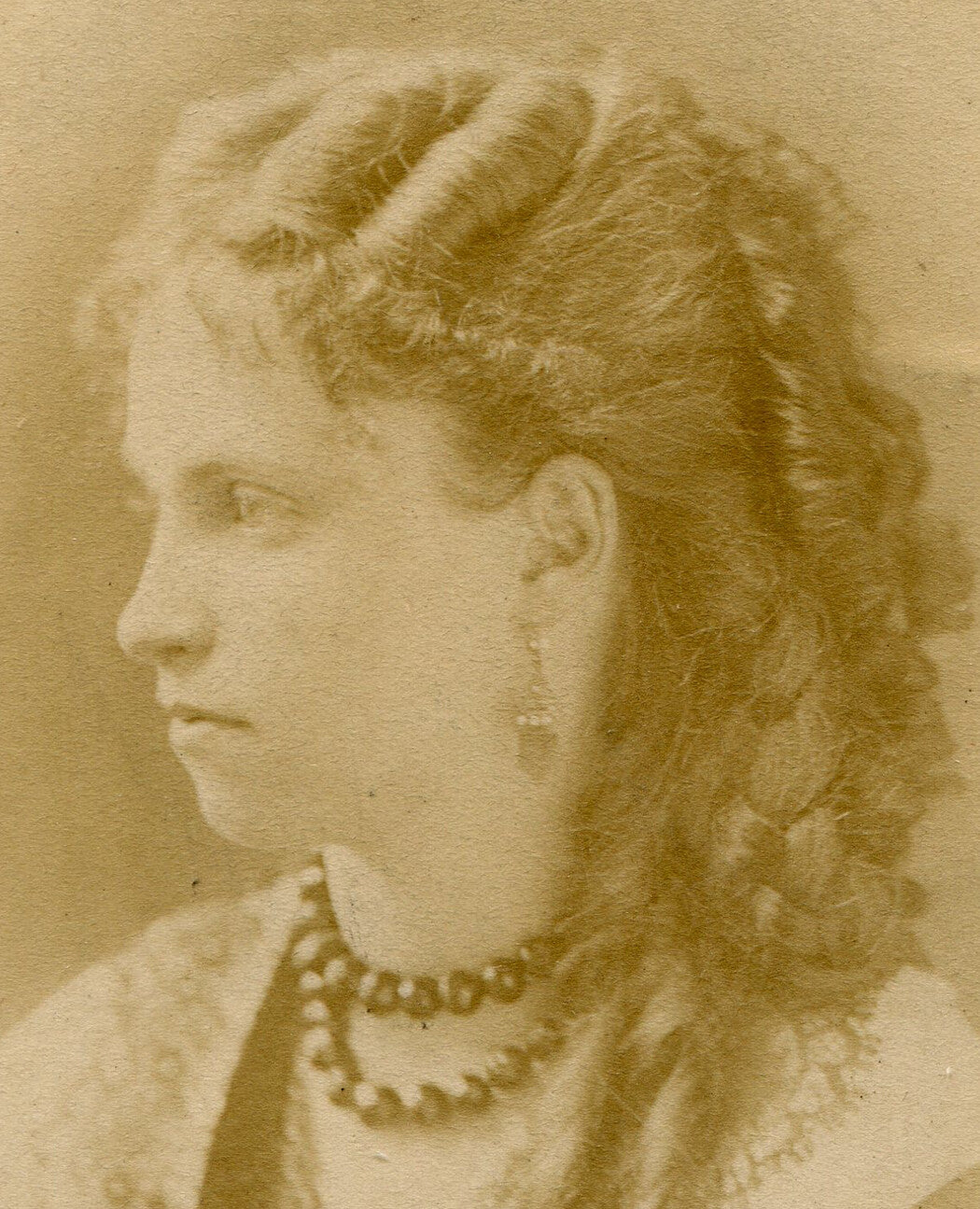 WOMAN IN PROFILE, THICK HAIR, CHUNKY BEADED NECKLACE, LONG EARRINGS. CDV. ILL.