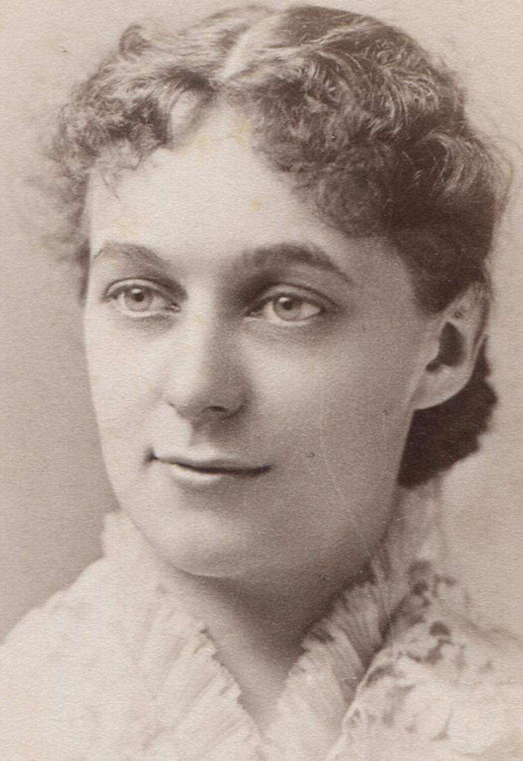 WOMAN W/ KNOWING, MISCHIEVOUS EXPRESSION. CABINET CARD. BOSTON, MASS.