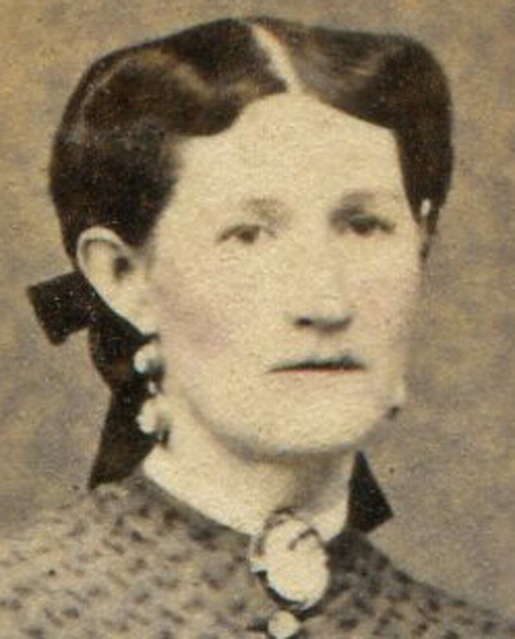 CIVIL WAR ERA CDV. WOMAN, STANDING POSE, RICHLY PRINTED PATTERNED DRESS.