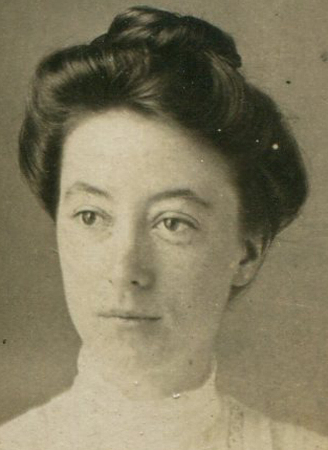 WOMAN, SMOOTH HAIR,SLIGHT SMILE. 1900. PERIOD PAPER MAT.