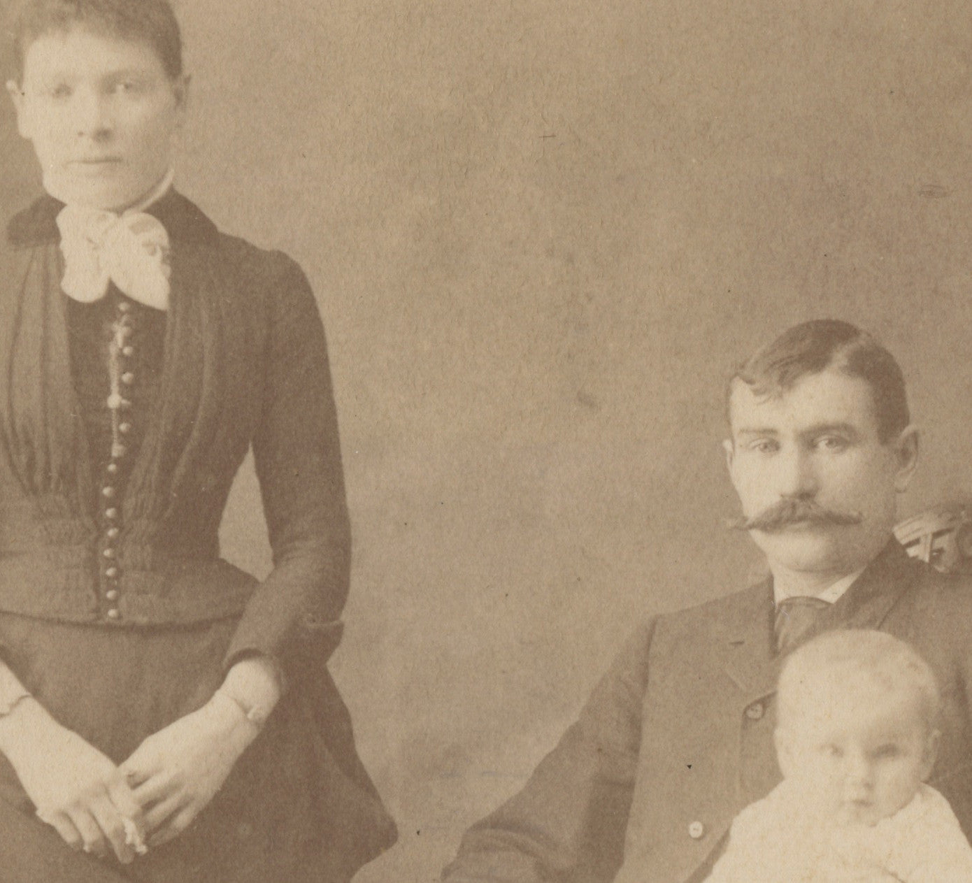 CAB CARD PHOTO OF YOUNG FAMILY FROM LAPEER, MICH, BY LOFFT