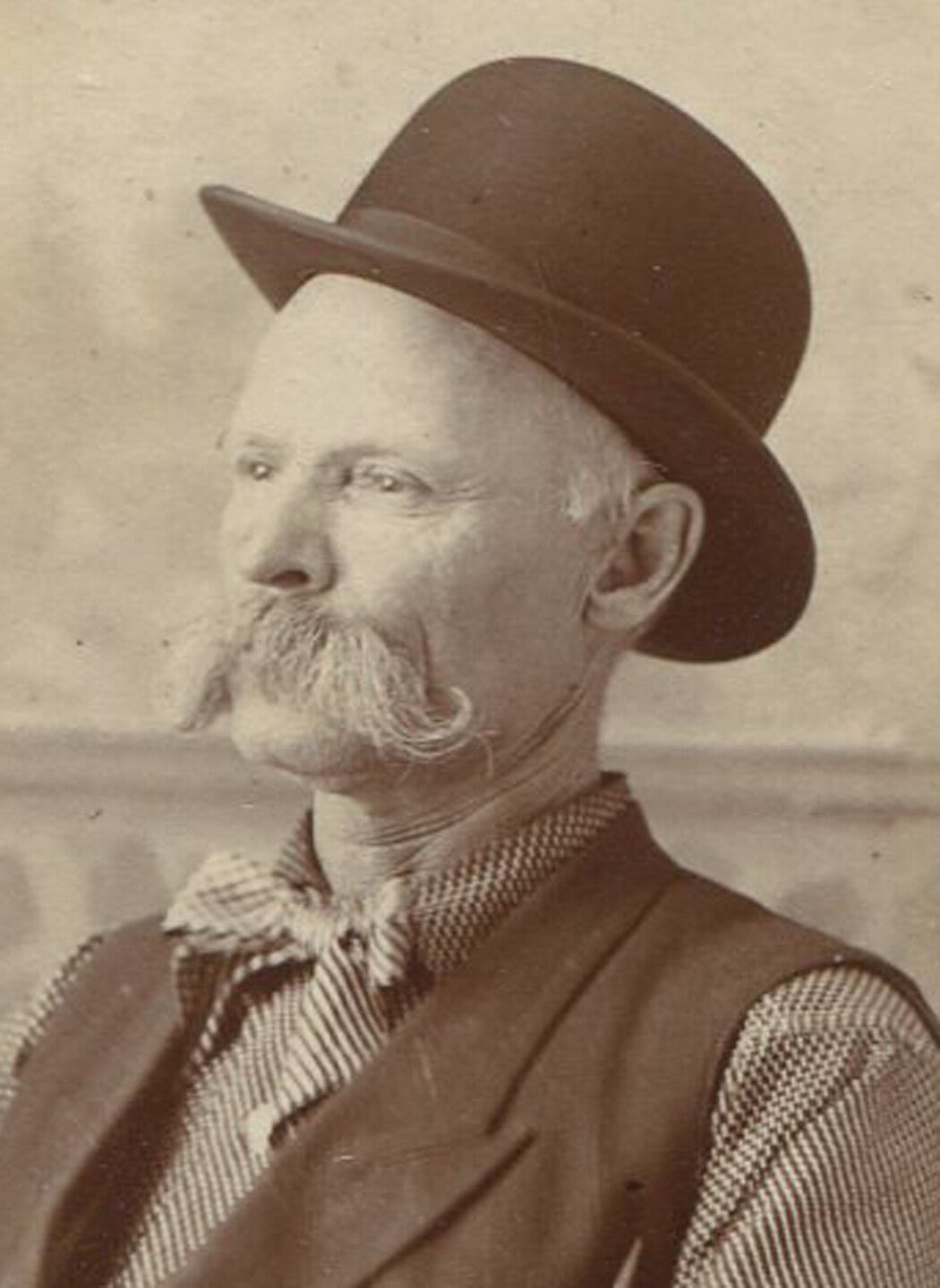 THIN MAN IN BOWLER HAT AND CRAZY MUSTACHE. CIRCA 1890.