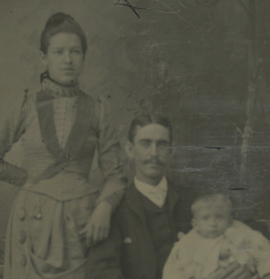 GROUP PHOTO, FAMILY - PARENTS + SMALL CHILD, TINTYPE STUDIO PORTRAIT, 1/6 PLATE