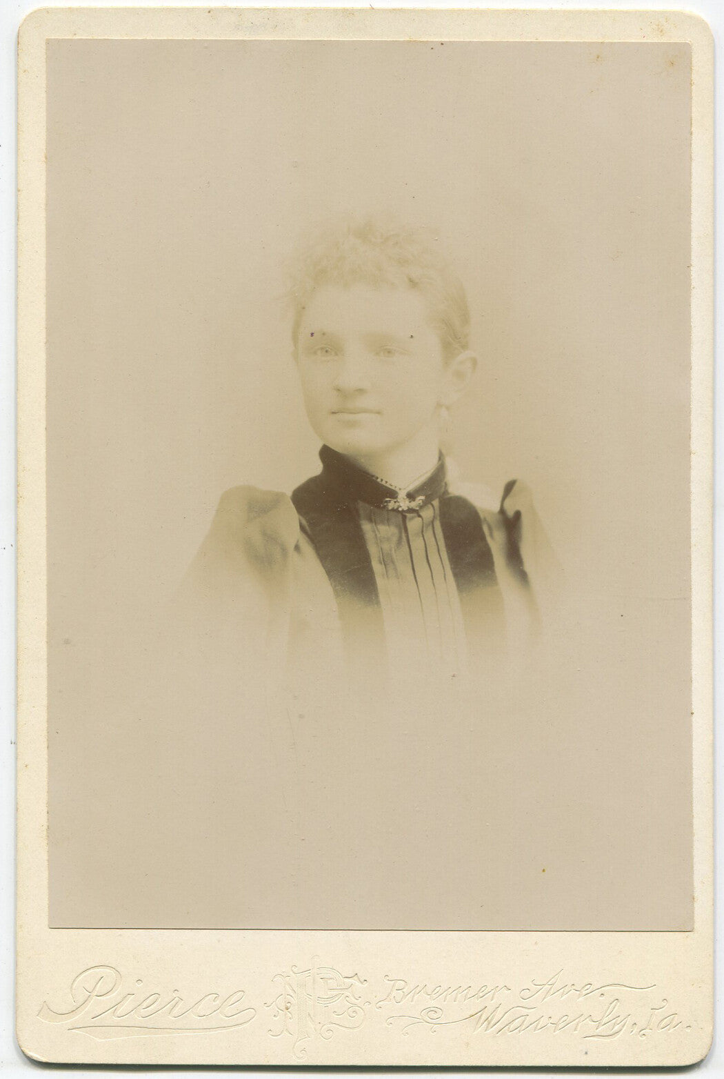 WOMAN, VELVET COLLAR, SHORT CURLY BANGS. CABINET CARD.