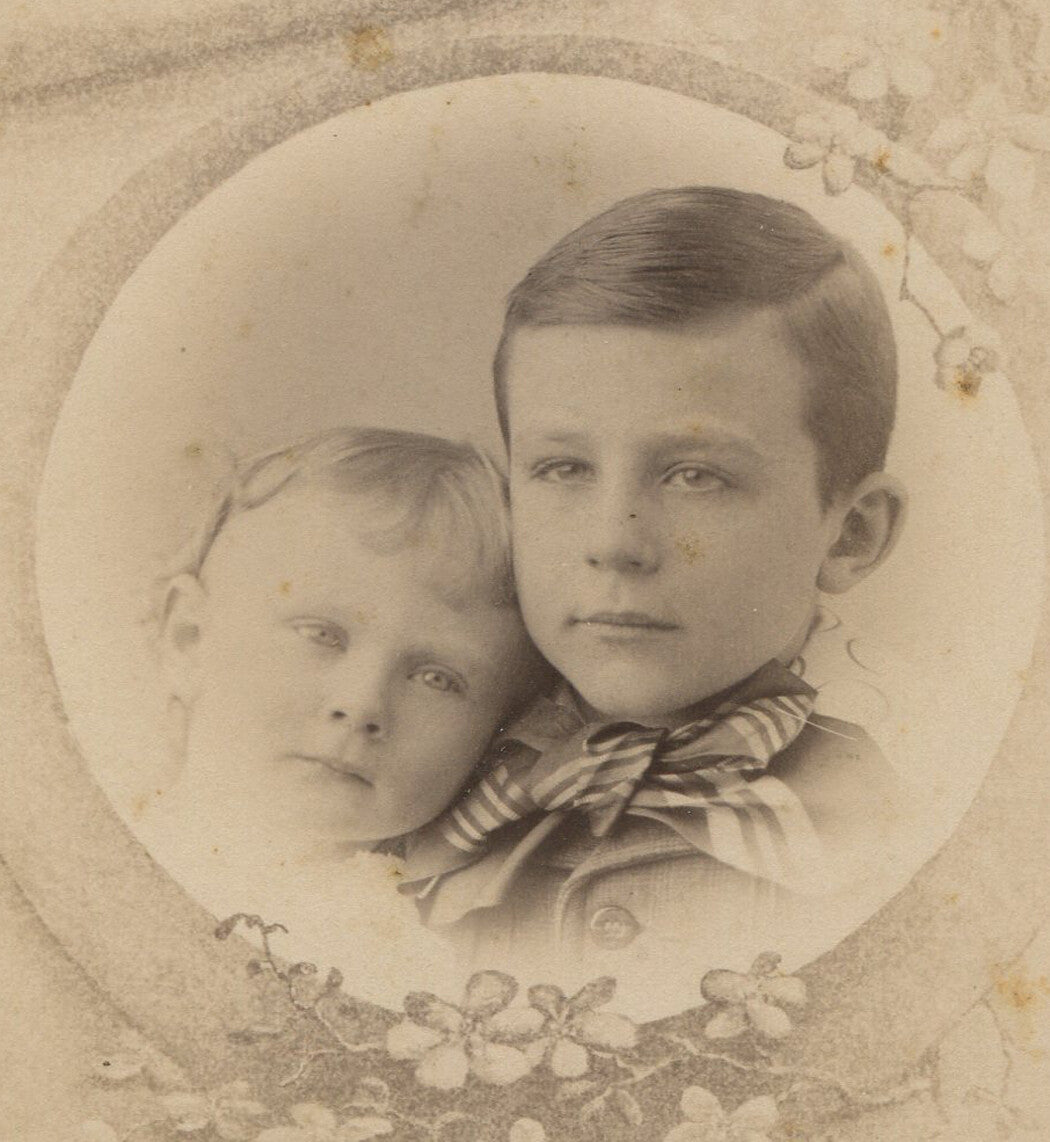 VERY YOUNG SIBLINGS, AFFCTIONATE POSE. CABINET CARD. COVINGTON, OHIO.