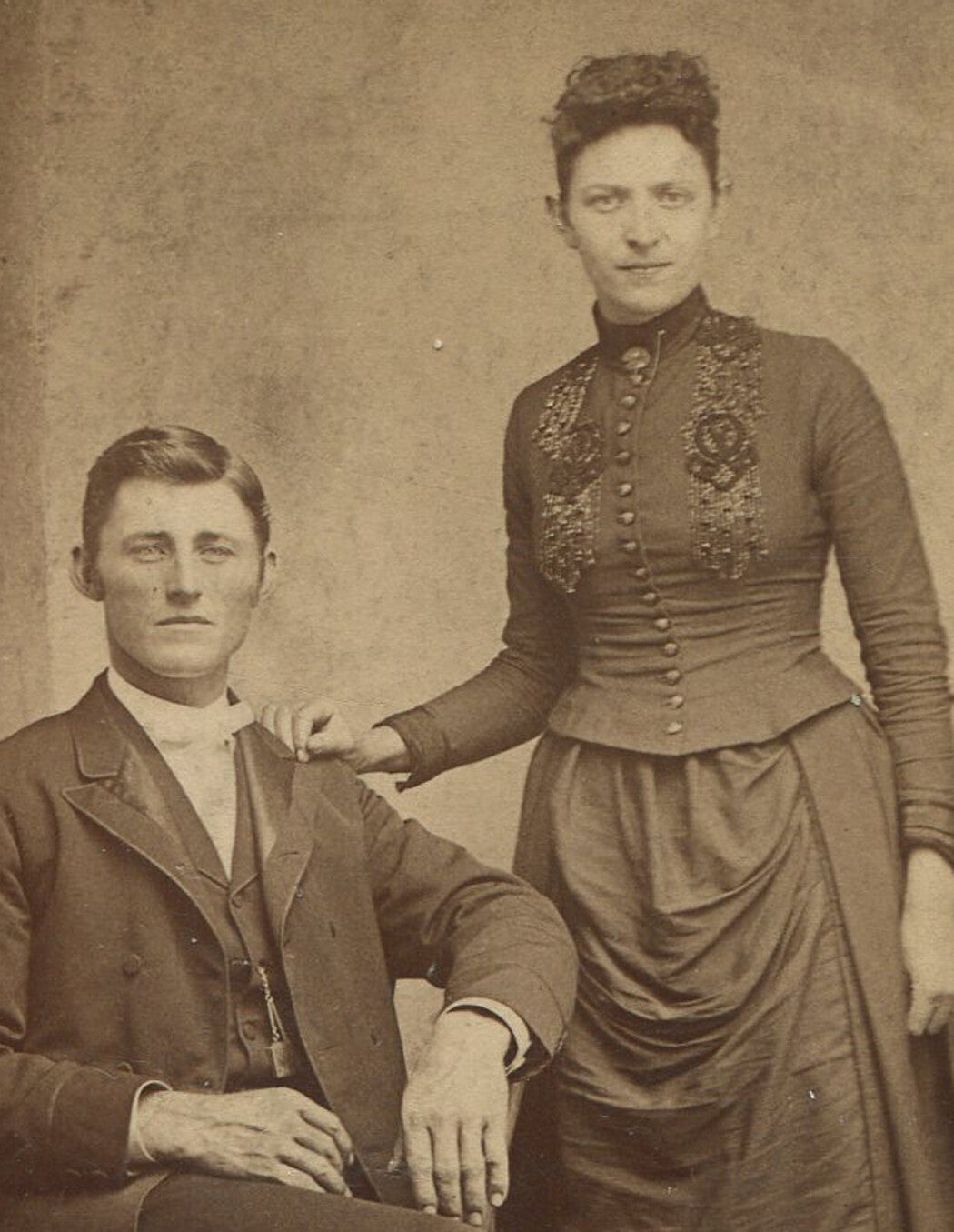 COUPLE, AFFECTIONATE POSE, OUTDOOR PHOTO. CABINET CARD.