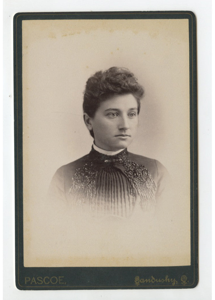 CAB CARD PHOTO LADY W/ PRETTY DRESS FROM SANDUSKY, OH, BY PASCOE