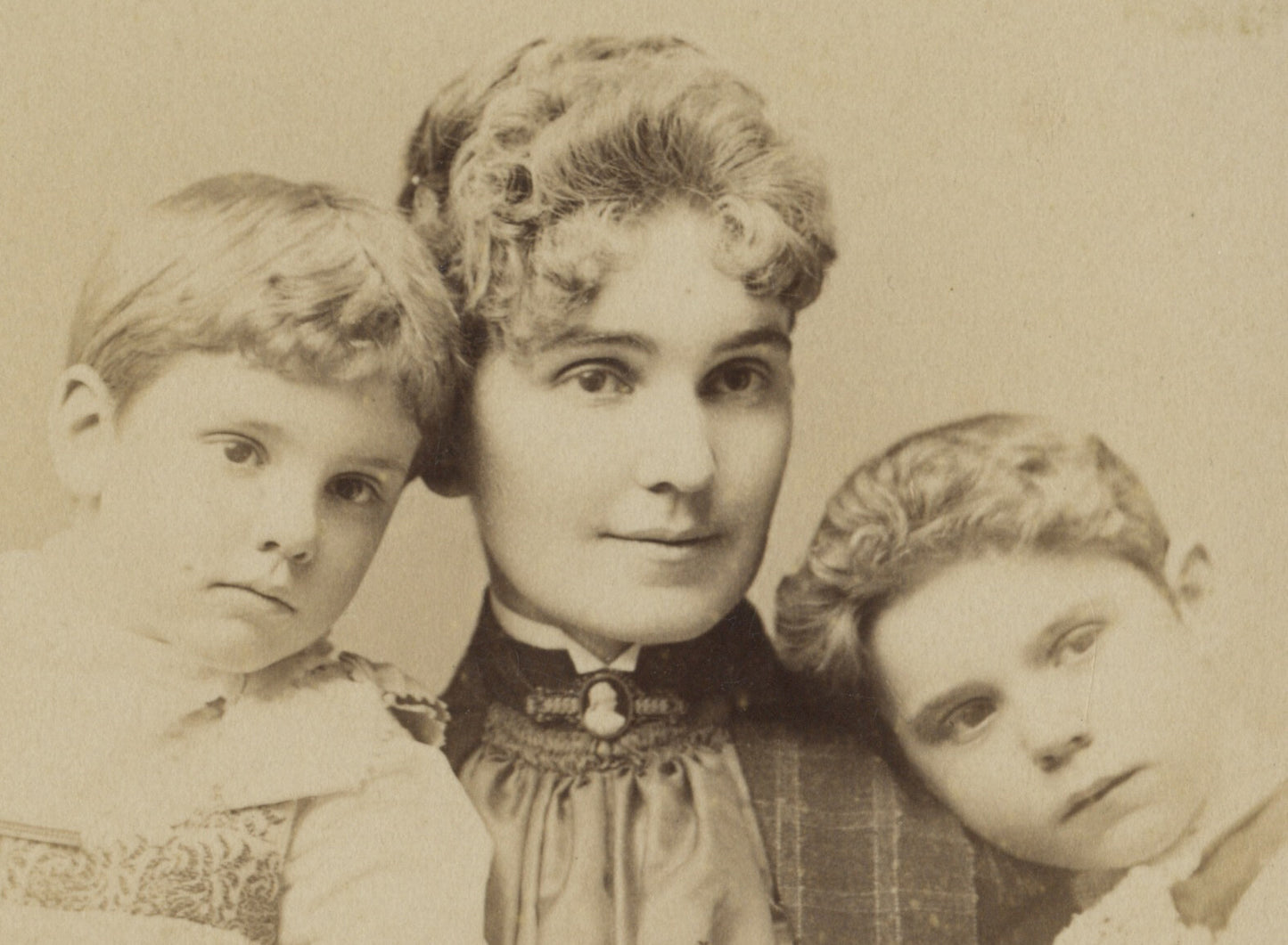 SAN FRANCISCO, CAL, PHOTO OF MOTHER + CHILDREN