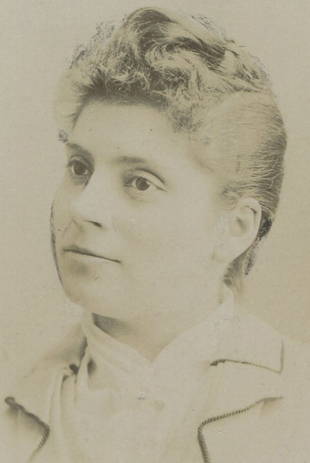 WOMAN W/ PULLED BACK HAIR, WAVY ON TOP. CABINET CARD. MANITOBA, CANADA.
