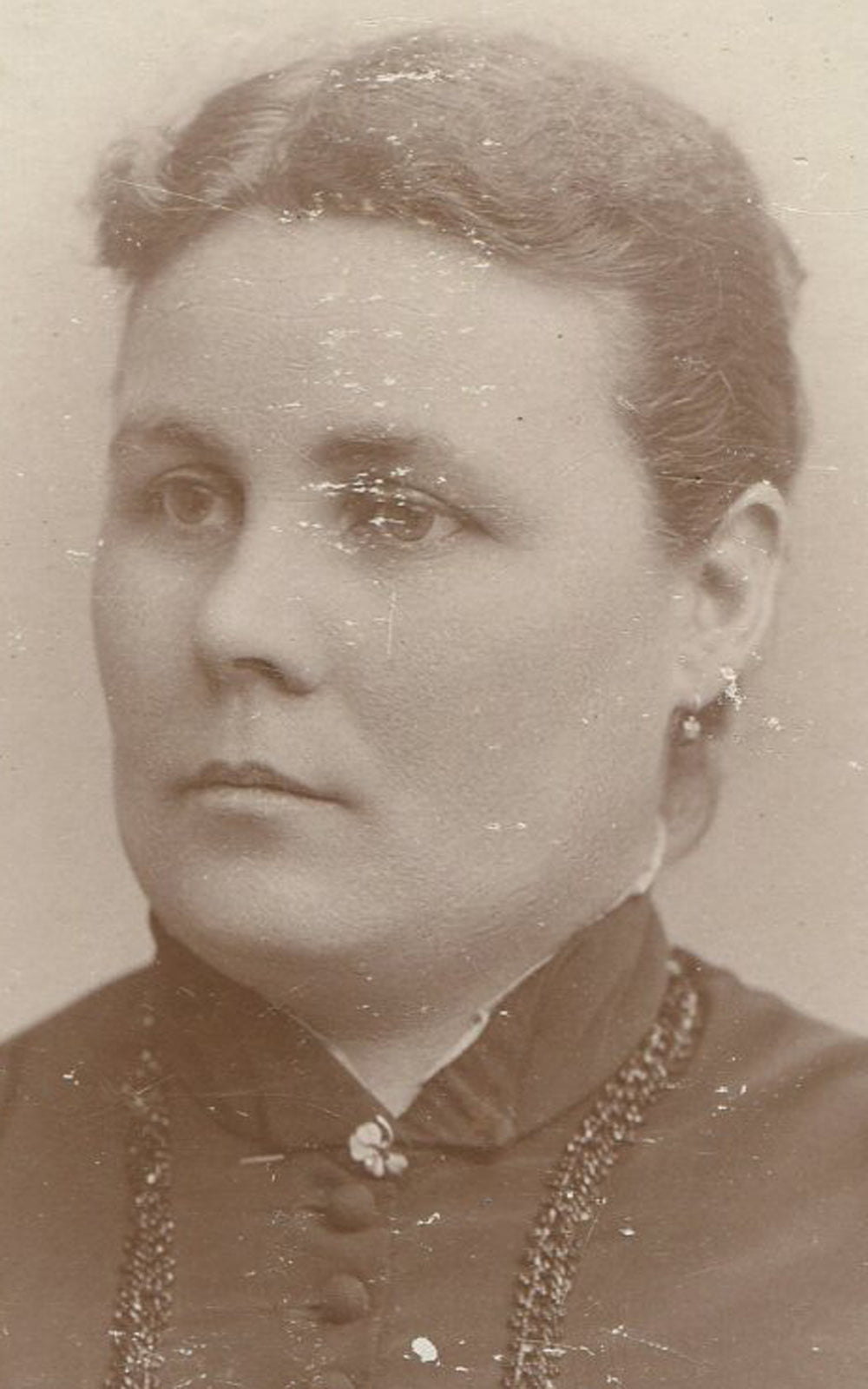 WOMAN, EXPRESSIONLESS. DRESS W/PUFF SLEEVES, PIPING TRIM. CABINET CARD.