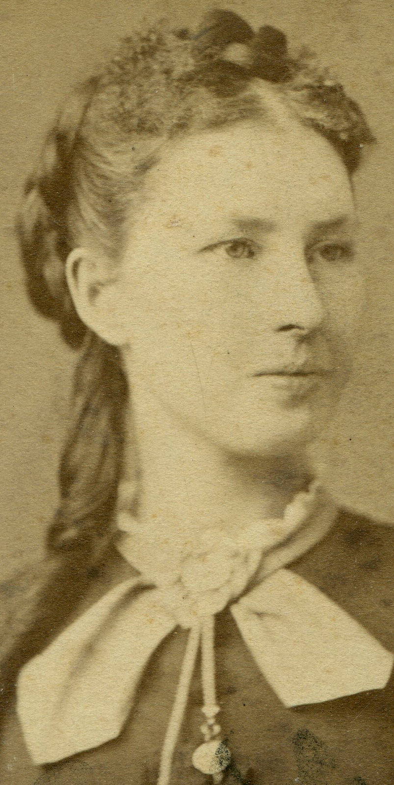 CLOSE UP PHOTO. WOMAN W/NECKLACE. CDV.