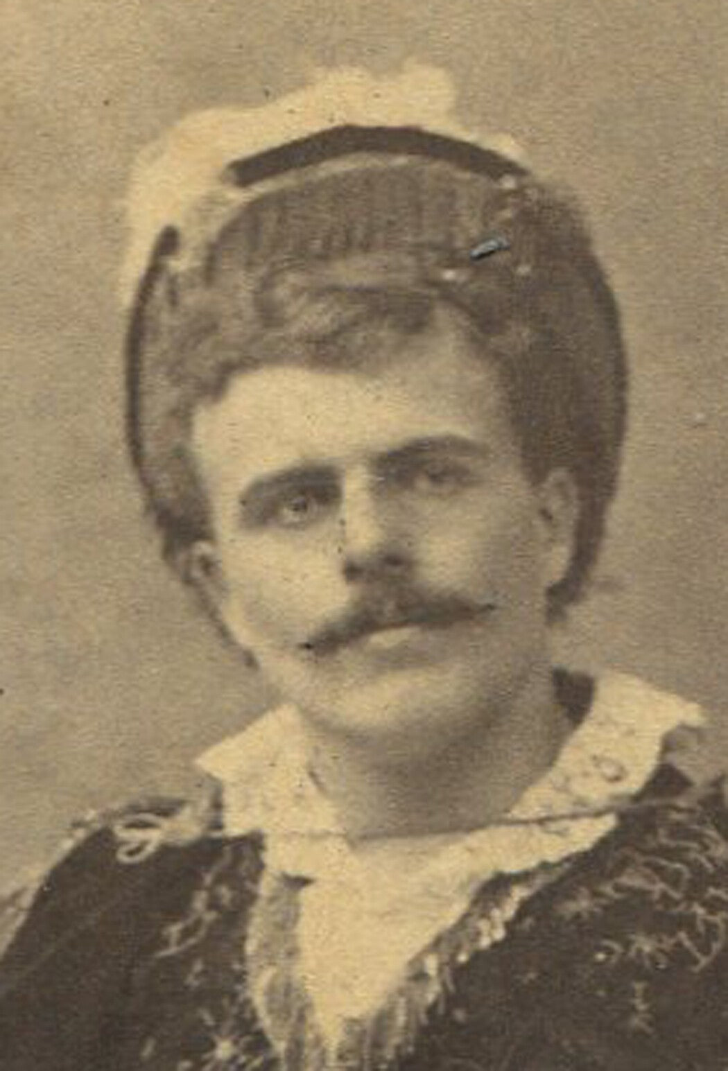 Vintage cabinet card: theater actor in costume, Janesville WI; original mount,