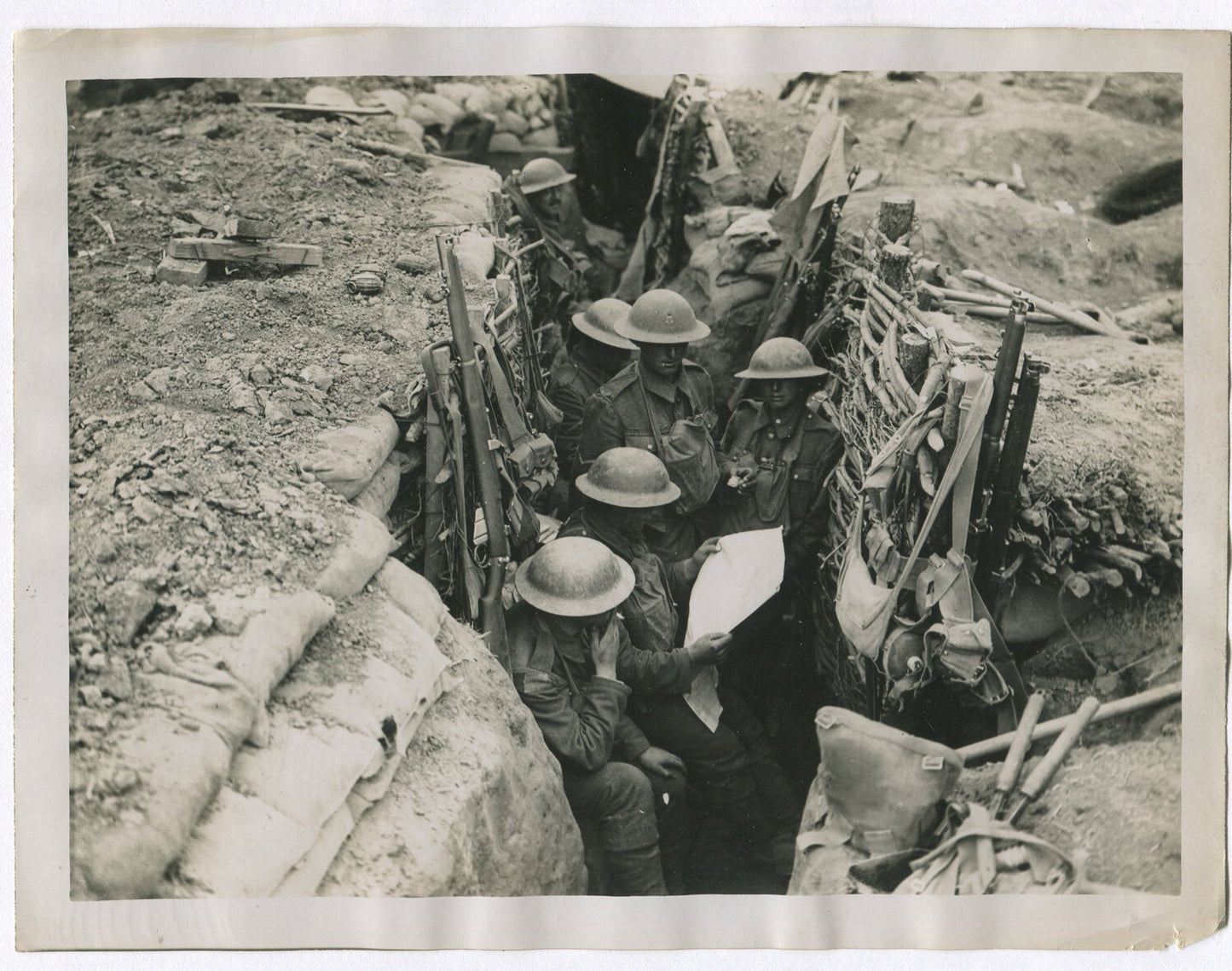 BRITISH TROOPS READING THE NEWS 1000 YARDS FROM THE FRONT. WWI. (8X10 REPRINT)