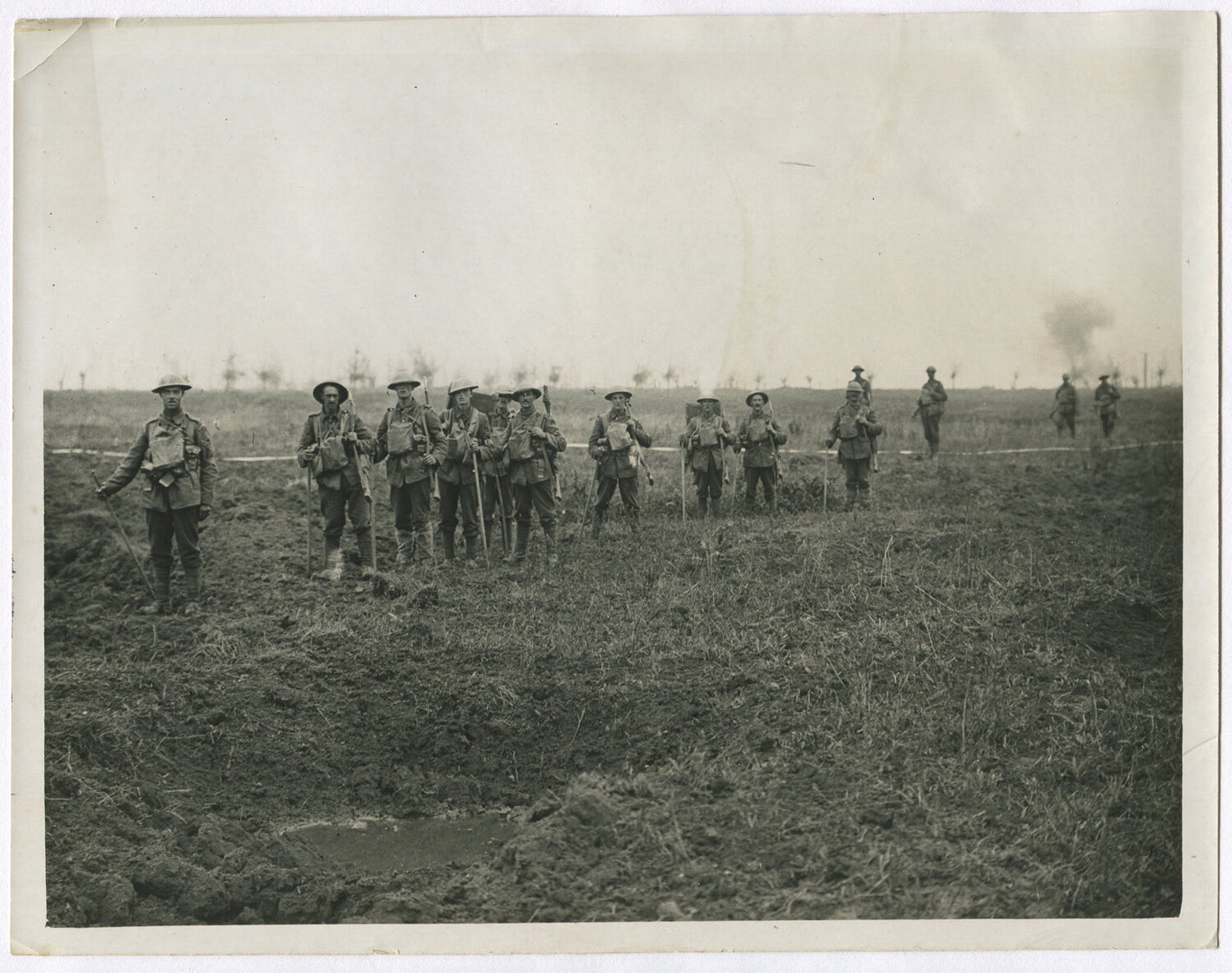 BRITISH TROOPS MOVING TO FRONT LINE. WWI. (8X10 REPRINT)