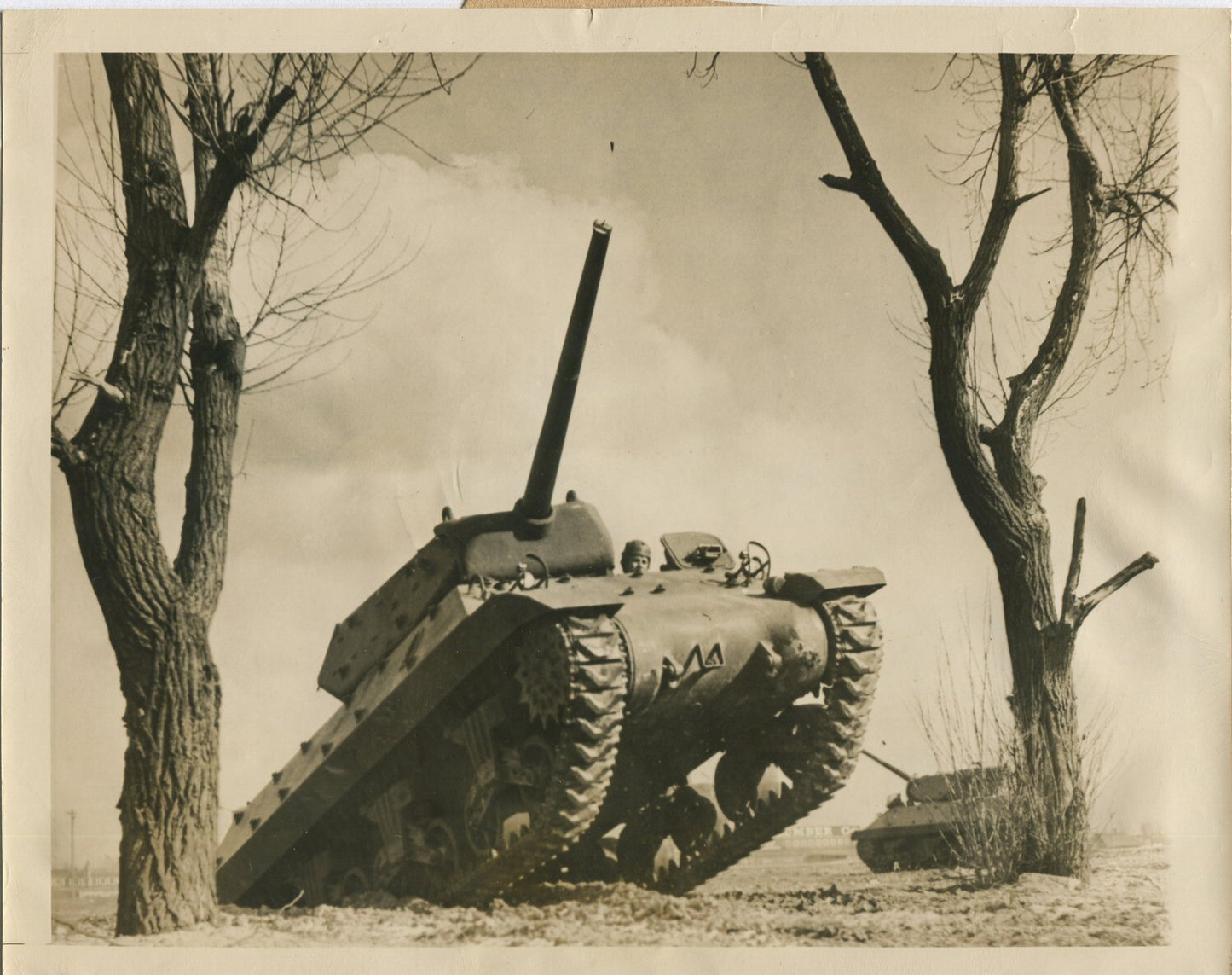 AMERICAN M10 TANK DESTROYER WITH 3IN GUN. WWII. (8X10 REPRINT)